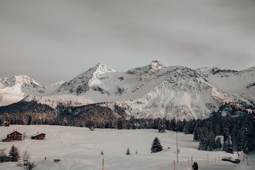 Free Scenic View of a Snow-Covered Mountain Stock Photo