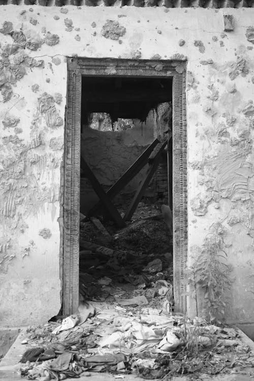 Foto profissional grátis de construção abandonada, entrada, escala de cinza