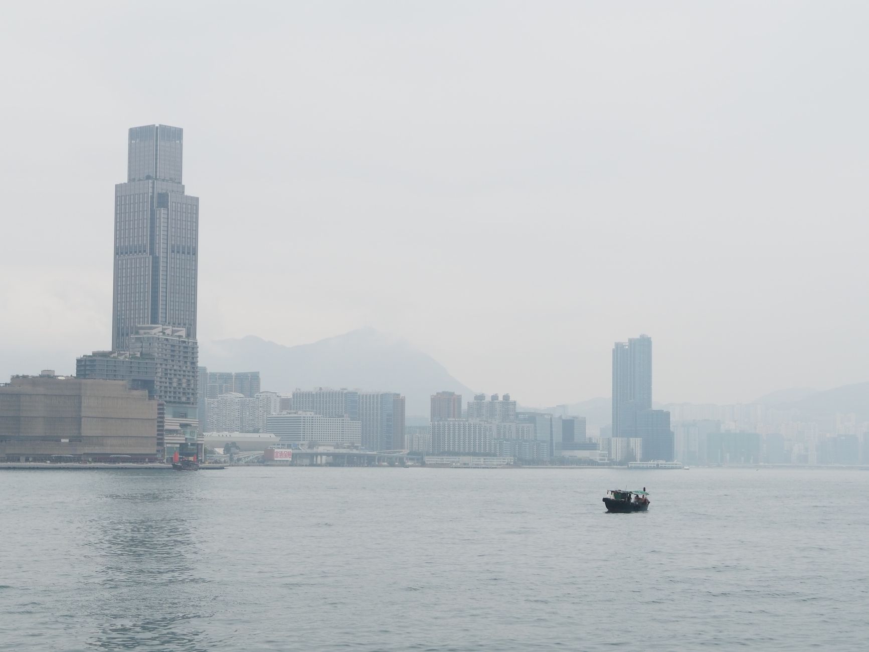a calm Hong Kong bettor reviewing race odds and a strict bankroll plan at home