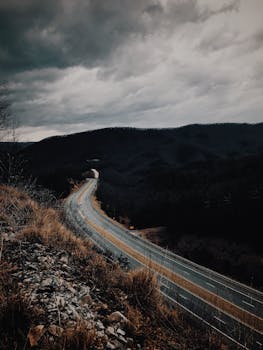 在多云的天空下，蜿蜒穿过阿巴拉契亚山脉的高速公路呈现出戏剧性的景色