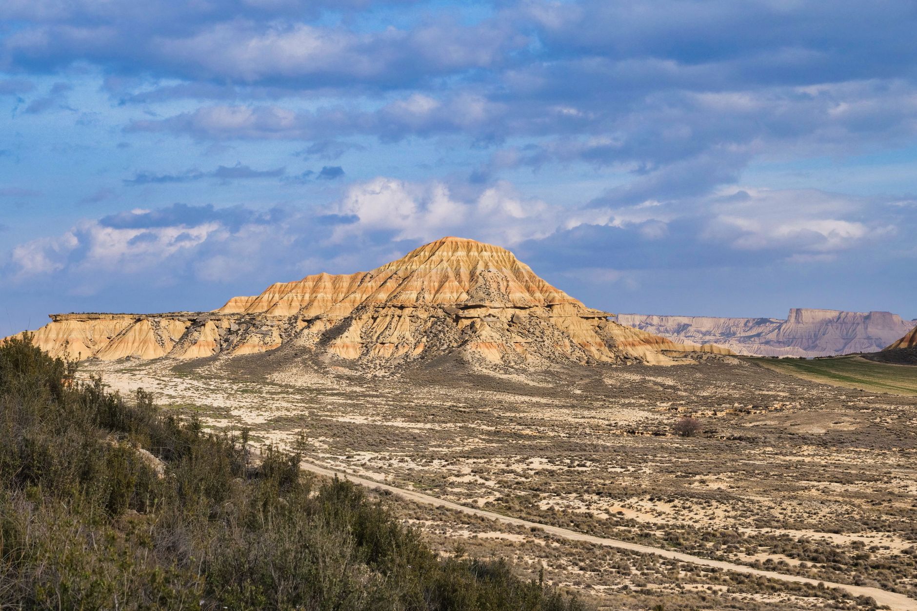 Un cabezo de arcilla y arenisca en el semidesierto de las Bardenas