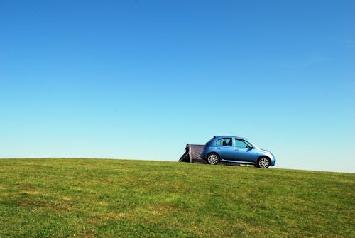 Mavi Gökyüzü Altında Yeşil çim Alanında Mavi Hatchback
