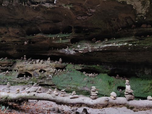 Foto profissional grátis de coberto de musgo, pedras, rochas da torre