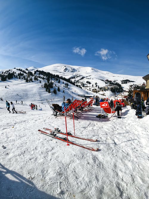 Gratis arkivbilde med fjell, mennesker, snø