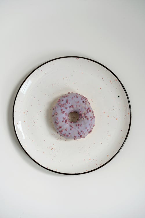 Gratis lagerfoto af doughnut, hvid baggrund, lodret skud