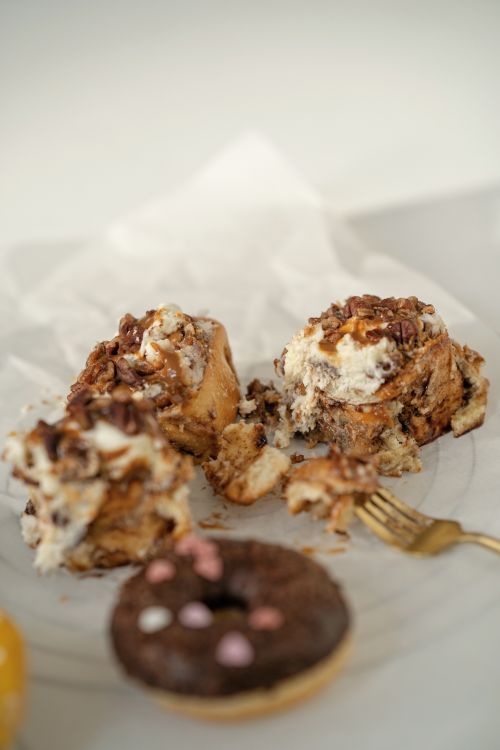 Free A close-up view of delectable cinnamon rolls topped with creamy icing, perfect for dessert lovers. Stock Photo