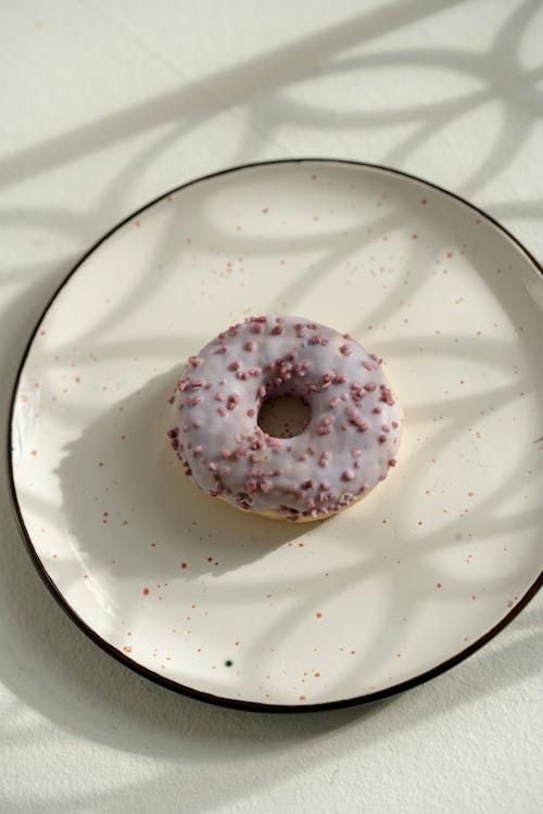 Foto profissional grátis de alimento, donut, envidraçado