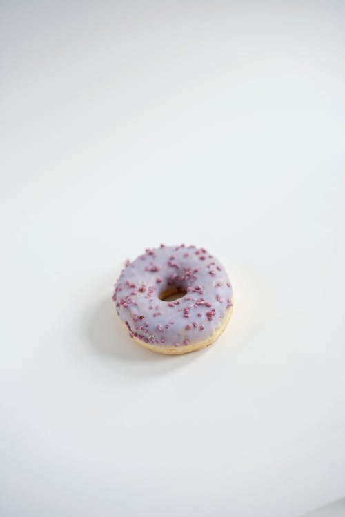 Gratis lagerfoto af doughnut, hvid baggrund, lodret skud