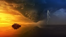 暴风雨般的日落中，闪电袭击了一座孤岛，景象令人惊叹