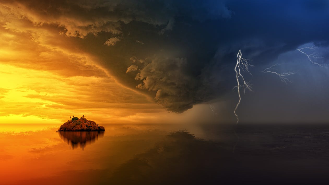免費 黃金時段和即將來臨的風暴中的小島 圖庫相片