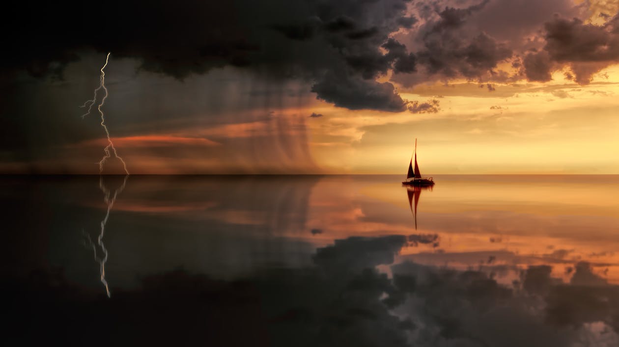 免费 日落期间船在水面上的剪影摄影 素材图片