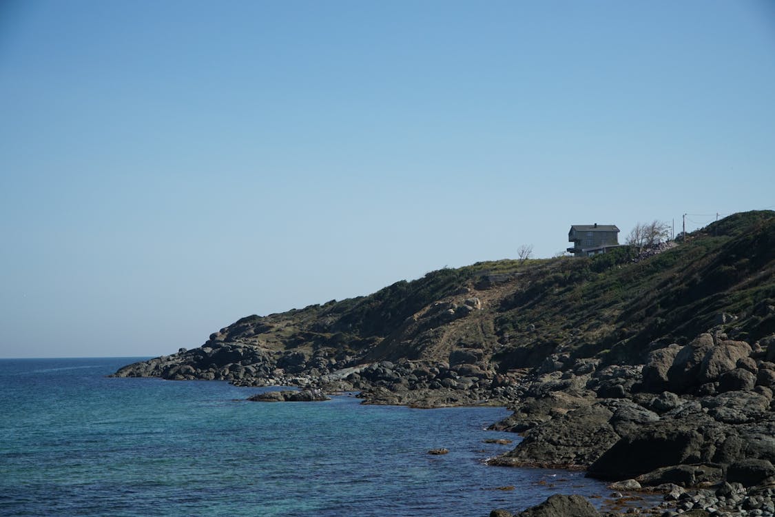 有关天性 岩石海岸 景觀 海 海洋 環境 美景 自然攝影 藍天的免费素材图片 有关天性 岩石海岸 景觀 海 海洋 環境 美景 自然攝影 藍天的免费素材图片