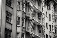 黑白照片中，历史建筑的立面与走火通道清晰可见