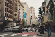 旧金山的城市景观以标志性建筑、交通和人物为特色