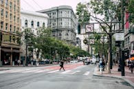 旧金山市中心一条繁华的街道上，历史悠久的建筑林立，行人穿梭其间