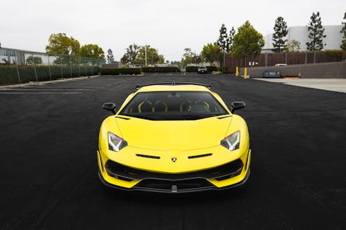 Fotos de stock gratuitas de aparcado, coche amarillo, coche de lujo
