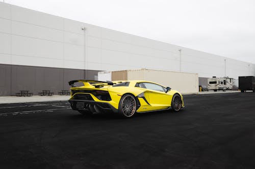 Fotos de stock gratuitas de aparcado, coche amarillo, coche de lujo