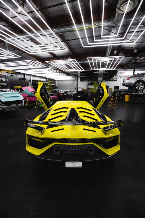 Fotos de stock gratuitas de adentro, aparcado, coche amarillo