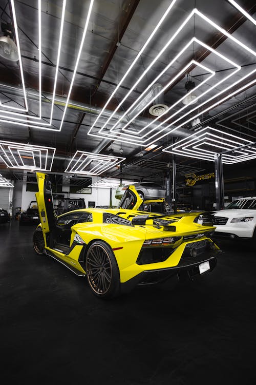 Gratis lagerfoto af autoværksted, coupe, gul bil
