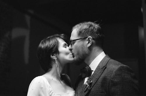 Fotos de stock gratuitas de amor, besando, blanco y negro