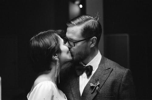 Free Grayscale Photo of a Couple Kissing  Stock Photo