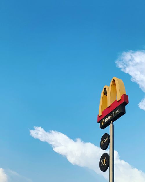 マクドナルドのドライブスルー看板 · 無料の写真素材