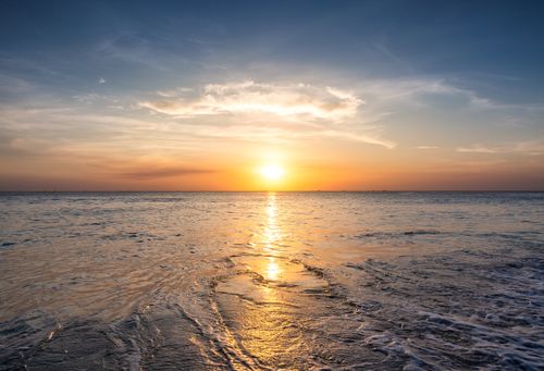 Free Experience the breathtaking sunset over Bali's tranquil ocean, capturing the perfect golden hour seascape. Stock Photo
