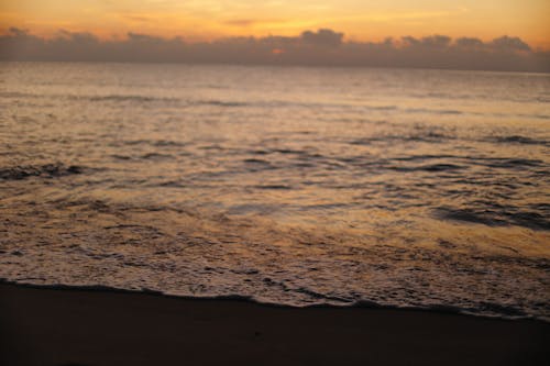 Foto profissional grátis de Hora dourada, litoral, mar