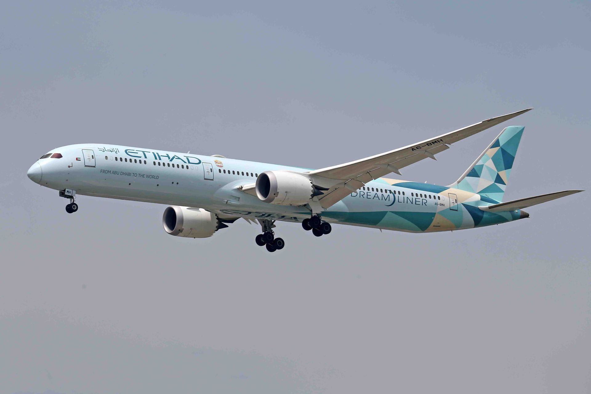 Etihad Airways Boeing 787 Dreamliner flying against clear blue sky.