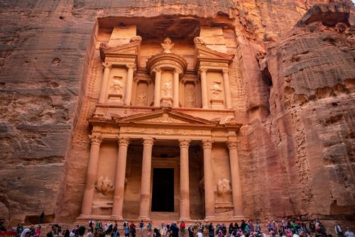 Free Discover the stunning rock-carved facade of The Treasury in Petra, a must-visit ancient landmark in Jordan. Stock Photo