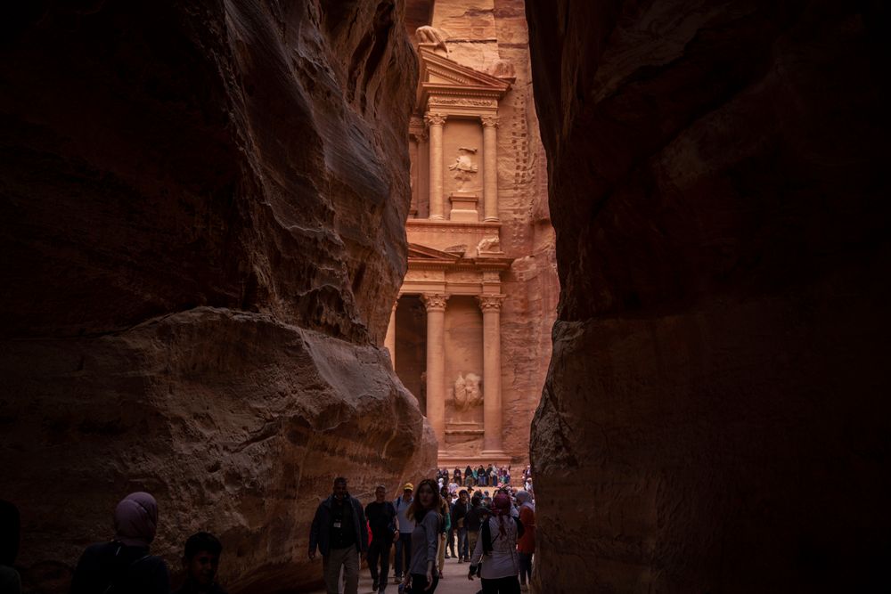 El Tesoro de Petra tallado en la roca rosada