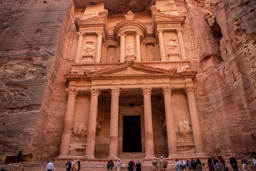 Free Discover the breathtaking architecture of the Treasury at Petra, Jordan, a symbol of ancient splendor. Stock Photo