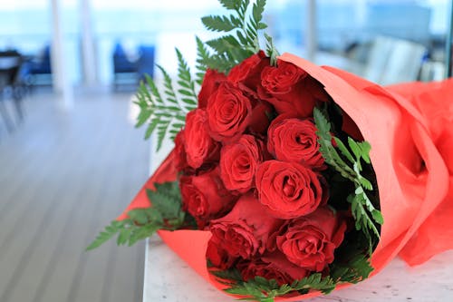 Fotobanka s bezplatnými fotkami na tému červené kvety, červené ruže, kvetinová kytica