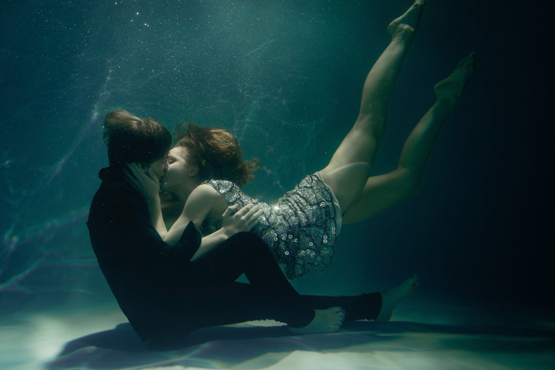 Free A Couple Kissing Underwater  Stock Photo