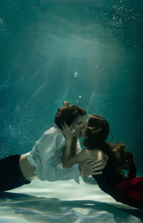 couples kissing underwater tumblr