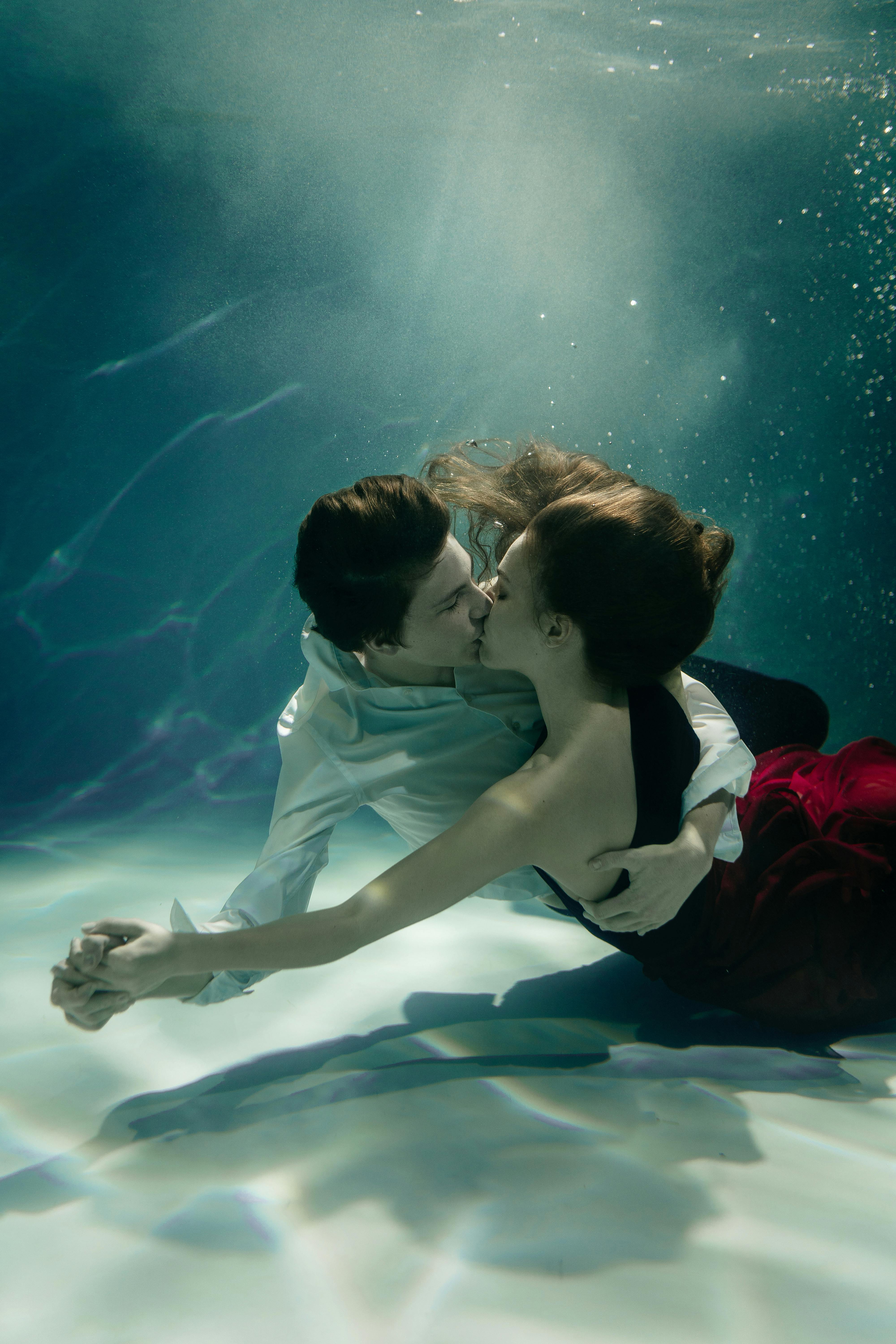 couples kissing underwater tumblr