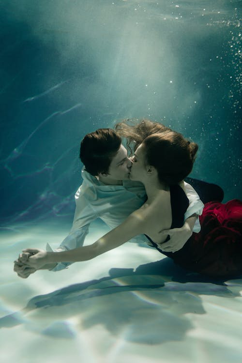 tumblr boy and girl kissing underwater
