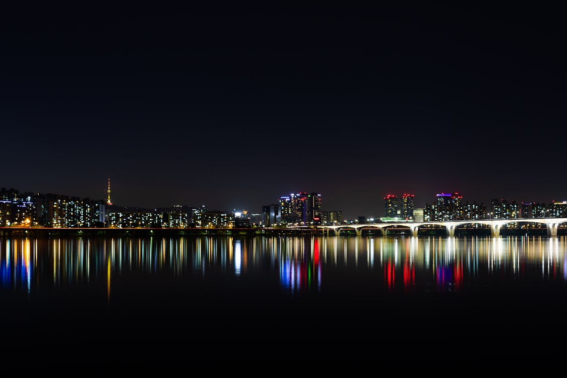 Miasto W Pobliżu Zbiornika Wodnego W Porze Nocnej