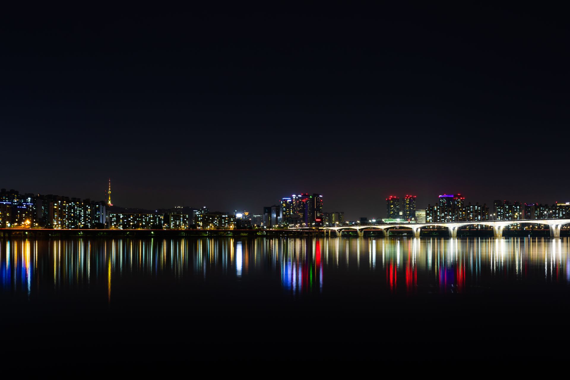 El río y el skyline de Puerto Madero reflejados en el agua al anochecer