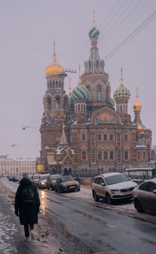 Darmowe zdjęcie z galerii z budynek od zewnątrz, kobieta, kreml