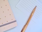 别致的圆点笔记本与内衬卡片上的金笔，共同打造出时尚的写作氛围
