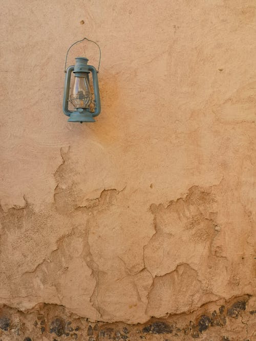 Foto d'estoc gratuïta de làmpada, natura morta, paret marró