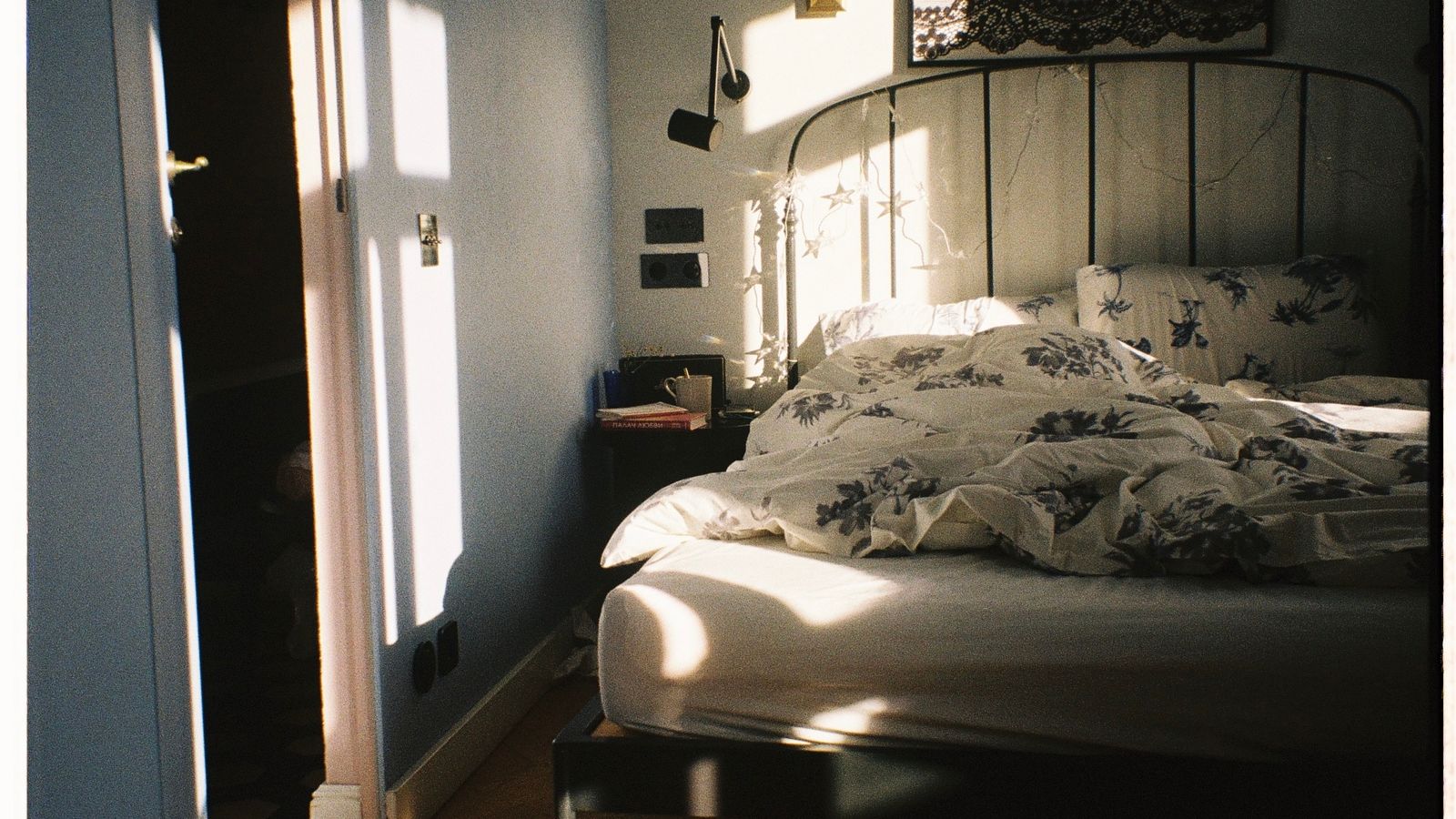 Quarto com cama e luz natural.