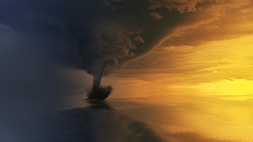 Tornado Op Waterlichaam Tijdens Gouden Uur