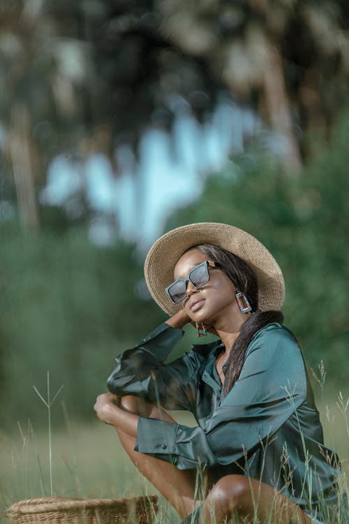 Gratis stockfoto met Afro-Amerikaanse vrouw, gekleurde vrouw, gras