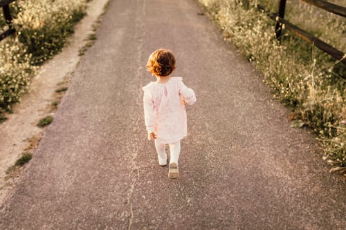 Meisje Dat Witte Kleren Draagt Die Op Bestratingweg Lopen