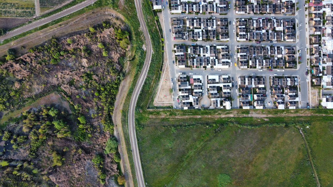 Vue aérienne d’un quartier résidentiel en bordure de nature