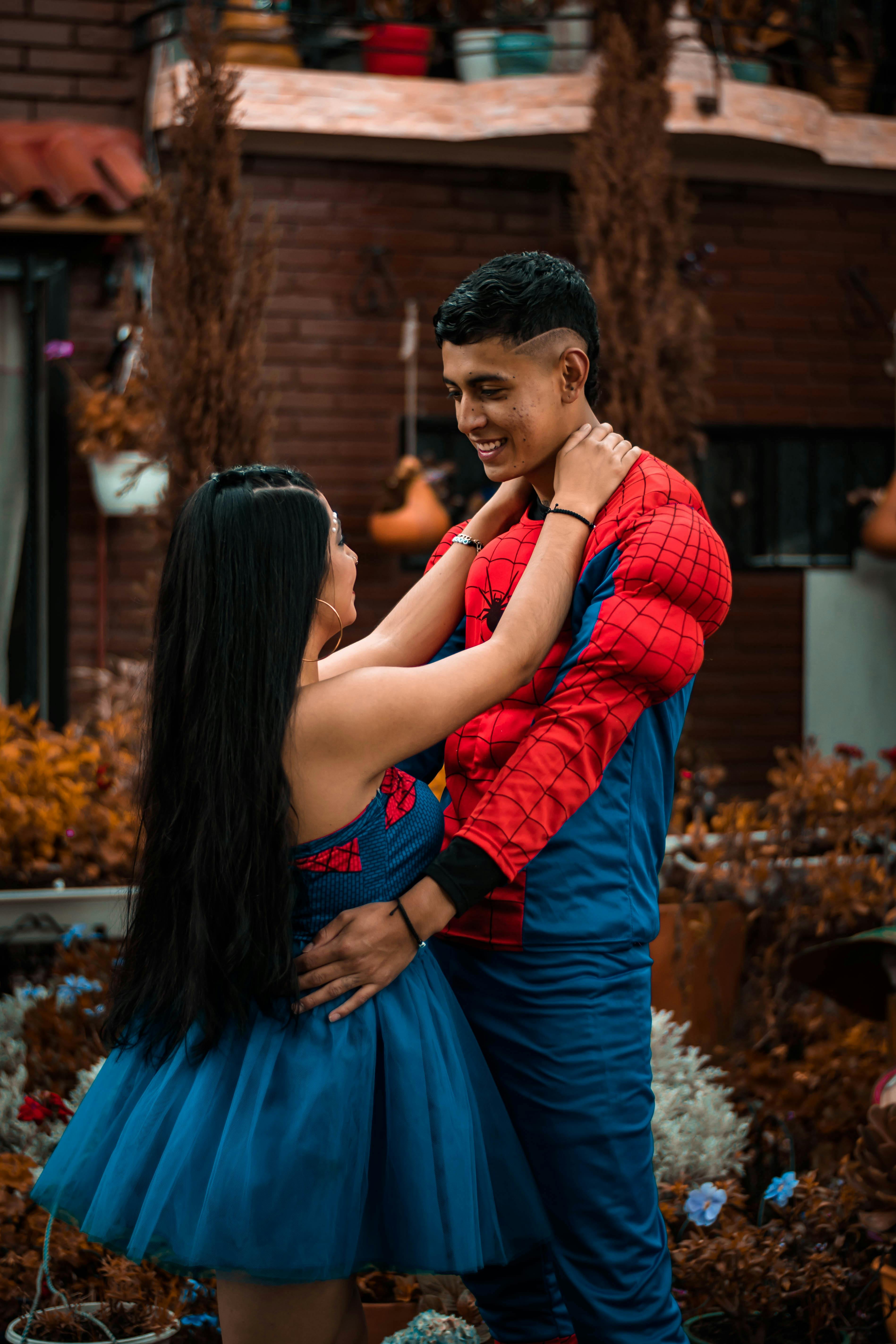 Una donna in un costume di Spiderman che abbraccia un uomo foto – Persona  Immagine gratuita su Unsplash