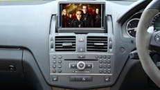 现代汽车的内饰展示了豪华仪表盘和带有电影形象的屏幕