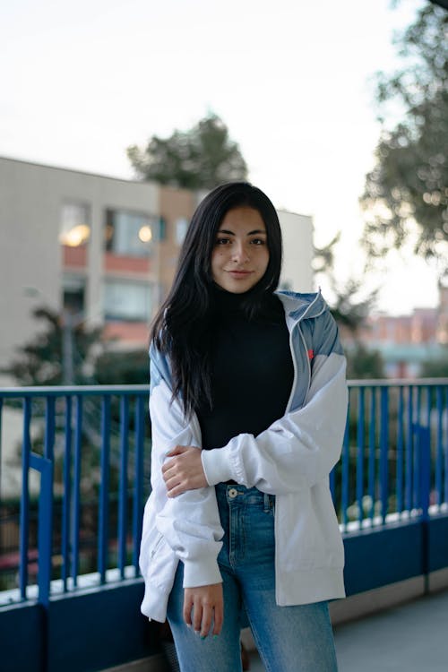 アジアの女性, ジャケット, デニムジーンズの無料の写真素材